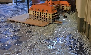 Der jetzt am Bielefelder Landgericht angeklagte 31-Jährige hatte das Rathaus-Modell zu Boden geworfen. - Stadt Herford