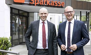 Matthias Paschke (l.) und Markus Krawietz setzen auf Regionalität - trotzdem werden zwei SB-Filialen geschlossen. - PHOTOVISION-DH GmbHhermann@photovision-dh.de