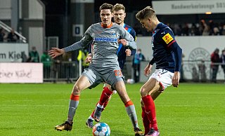 Maximilian Thalhammer (l.), hier gegen den Kieler Benedikt Pichler, schoss am Freitagabend in seinem 39. Pflichtspiel für Paderborn endlich sein erstes Tor. - picture alliance / Eibner-Pressefoto
