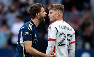 Thomas Müller (links) hatte beim 4:1 mit Vancouver viel zu Jubeln. - ETHAN CAIRNS/The Canadian Press/AP/dpa