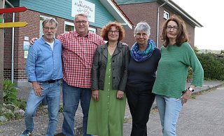 Ansgar Matern (v.l.), Thorsten Möller, Uta Gesenhues, Andrea Herrmann und Karola Große Burhoff-Matern möchten gemeinsam mit vielen Menschen am 26. Mai ein Zeichen für Demokratie und Vielfalt in Stemwede setzen. Die Kundgebung findet vor dem evangelischen Kindergarten statt.?Foto: Sonja Rohlfing - Sonja Rohlfing