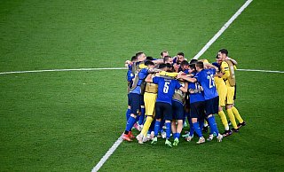 Die italienischen Spieler feiern nach Abpfiff den 3:0-Sieg. - Riccardo Antimiani/EPA Pool/AP/dpa