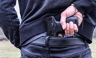 Der Mann hatte mehrere Waffen dabei. Nach der Rangelei zückte er eine Schusswaffe und drückte wohl auch ab. - Symbolfoto: pixabay / Creative Commons