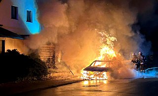 In Steinhagen brannte Freitagmorgen an der Waldbadstraße ein Fahrzeug. Die Feuerwehr war schnell vor Ort und konnte ein Ausbreiten der Flammen verhindern. - Feuerwehr Steinhagen