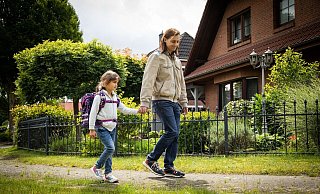 Neuer Ranzen, neue Wege: Da ist es wichtig, dass Eltern ihre Kinder auch im übertragenen Sinne vorm Schulstart an die Hand nehmen. - Christin Klose/dpa-tmn