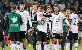 Die deutsche Mannschaft jubelt nach dem Abpfiff. - Foto: Axel Heimken/dpa