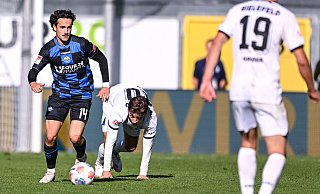 Mika Baur (l.), der hier den Ex-Paderborner Marvin Mehlem stehen lässt, war am Samstag einer der Garanten für den SCP-Heimsieg gegen Arminia. - Teresa Kröger