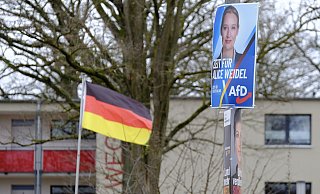 Eine Deutschlandflagge und ein Wahlplakat der AfD-Spitzenkandidatin zur Bundestagswahl in Espelkamp. - Heike von Schulz