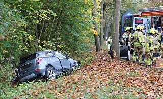 Feuerwehrleute befreiten ein 75-jährige Fahrzeugführerin, nachdem sie zwischen Boke und Verne von der Fahrbahn abgekommen ist, aus ihrem total zerstörten Auto. - Feuerwehr