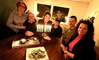 Xenia Nickel (3.v.l.) feiert Weihnachten unter anderem mit (v.l.) den Eltern Lena und Andriy Gorohov, Sohn Gabriel sowie Cousin Sulejman Mešanovic und ihrer Tante Nadeshda Mešanovic. Insgesamt sind es mit Familie und Freunden 25 Xenia Nickel (3.v.l.) feiert Weihnachten unter anderem mit (v.l.) den Eltern Lena und Andriy Gorohov, Sohn Gabriel sowie Cousin Sulejman Mešanovic und ihrer Tante Nadeshda Mešanovic. Insgesamt sind es mit Familie und Freunden 25 Personen. - Rajkumar Mukherjee Xenia Nickel (3.v.l.) feiert Weihnachten unter anderem mit (v.l.) den Eltern Lena und Andriy Gorohov, Sohn Gabriel sowie Cousin Sulejman Mešanovic und ihrer Tante Nadeshda Mešanovic. Insgesamt sind es mit Familie und Freunden 25 Xenia Nickel (3.v.l.) feiert Weihnachten unter anderem mit (v.l.) den Eltern Lena und Andriy Gorohov, Sohn Gabriel sowie Cousin Sulejman Mešanovic und ihrer Tante Nadeshda Mešanovic. Insgesamt sind es mit Familie und Freunden 25 Personen. - Rajkumar Mukherjee