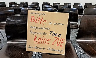 Nach der Debatte über die Einrichtung einer Zentralem Unternrimngungseinrichtung in Rheda-Wiedenbrück wurde dieses Plakat im Rathaus zurückgelassen. - Marion Pokorra Nach der Debatte über die Einrichtung einer Zentralem Unternrimngungseinrichtung in Rheda-Wiedenbrück wurde dieses Plakat im Rathaus zurückgelassen. - Marion Pokorra