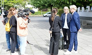 Elke D. wartet mit ihren Anwälten Phyllis Kauke und Prof. Christian Laue vor dem Oberlandesgericht in Hamm auf den Beginn der Verhandlung. Das Gespräch wird von Kamerateams des WDR und von RTL gefilmt. Dina Speranza von RTL (mit gelbem Rucksack) hat schon mehrfach mit Elke D. gesprochen. - Gunter Held Elke D. wartet mit ihren Anwälten Phyllis Kauke und Prof. Christian Laue vor dem Oberlandesgericht in Hamm auf den Beginn der Verhandlung. Das Gespräch wird von Kamerateams des WDR und von RTL gefilmt. Dina Speranza von RTL (mit gelbem Rucksack) hat schon mehrfach mit Elke D. gesprochen. - Gunter Held