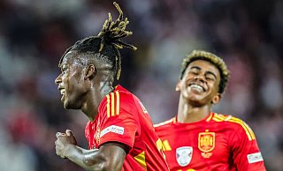 Spaniens Nico Williams (l) jubelt nach seinem Tor zum 3:1 mit Lamine Yamal. - Rolf Vennenbernd/dpa