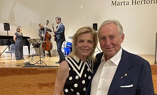 Es ist ein großer Tag für Heiner Wemhöner und seine Frau Elke, die immer hinter ihm, oder besser: neben ihm gestanden habe, wie Bürgermeisteer Tim Kähler sagte. - Corina Lass