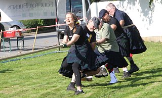 In Steinheim gehen unterhaltsame Highland Games nathlos in ein musikalisches Festivalprogramm auf der Bühne über. Viele Besucher beim Folk-for-Friends-Festival in der Emmerstadt. - Madita Schellenberg