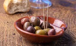 Auch einfach nur ein Glas Wein und ein paar Oliven genießen, soll den Gästen geboten werden. - picture alliance