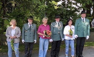 Regenten und Hofstaat von Großenbreden/Kleinenbreden: Birgit und Ludger Leßmann (v. l.), das Königspaar Margot und Bernhard Lütkefend sowie Annette und Frank Ahlemeyer. - Schützen