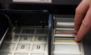 Ein Unbekannter hat mit einer geklauten Debitkarte bezahlt und Geld abgehoben. - Wolfgang Rudolf