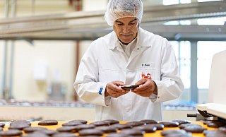 Schon bald kommen die ersten Lebkuchen, Stollen und Zimtsterne in den Handel. - Daniel Karmann/dpa