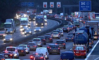 Nach Hause zur Familie: Am Tag vor Heiligabend dürfte es noch einmal voll auf Deutschlands Straßen werden. - Oliver Berg/dpa/Symbolbild