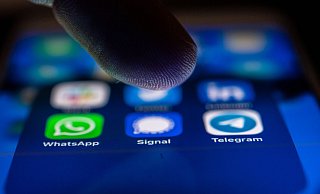 Signal ermöglicht jetzt Umfragen direkt im Gruppenchat: Entscheidungen lassen sich unkompliziert gemeinsam treffen. - Zacharie Scheurer/dpa-tmn