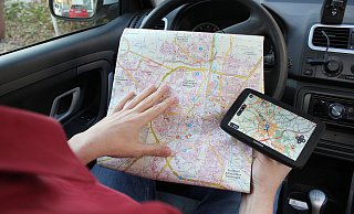 Wo zur Hölle bin ich hier eigentlich? Das vom Navigationsgerät angezeigte Ziel kann sich durchaus von dem tatsächlichen unterscheiden – dann kann eine klassische Karte durchaus hilfreich sein. - Eike J. Horstmann