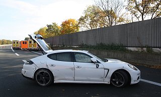 Der geliehene Porsche hat nach dem Unfall nur noch Schrottwert, aber das sollen immerhin noch 20.000 Euro sein. Der Fahrer musste sich Donnerstag vor Gericht verantworten. - Polizei Herford
