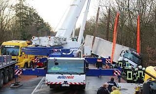Zwei Schwerlastkräne hoben den verunglückten Lastwagen wieder zurück auf die Straße. Die L 770 war mehrere Stunden voll gesperrt. MT-Fotos: Reckordt
