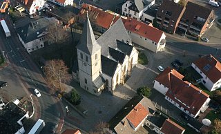 Der Pr. Oldendorfer Kirchplatz heute: Er war einst einer der wichtigsten Umschlagplätze für Vieh in der Umgebung. Der Kirchhof ist heute noch von einem sichtbaren Häuserring, den sogenannten „Kirchhöfern“, umgeben. - Karl Wilhelm Finke