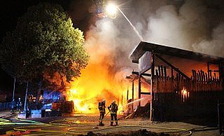 Im Juli des vergangenen Jahres bekämpfte die Freiwillige Feuerwehr Brakel einen großen Brand einer Scheune in Istrup. - Burkhard Battran