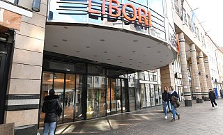 Die Libori-Galerie in Paderborn hat neue Türen bekommen. Auch drinnen soll sich demnächst etwas verändern. - Lena Henning