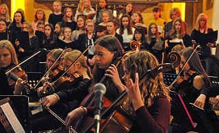 Fremdartige Klänge: Der Chor, die Chorklasse und das Kammerorchester musizierten gemeinsam das lettische Stück "Es gulu gulu." - STEFANIE BOSS