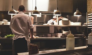 Die Täter schlugen in einem Lokal im Bielefelder Westen zu. - Symbolfoto: Pixabay