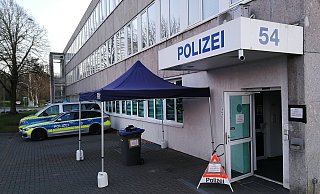 Die Polizeiwache Löhne hat ein Kontakttelefon vor die Tür gestellt. - Ulf Hanke