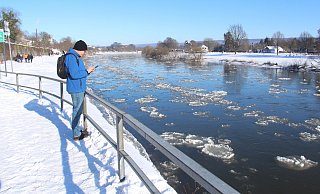 So sah es noch am vergangenen Wochenende an der Weser aus. Das Sonnenwetter hat auch da schon viele Spaziergänger angelockt. - Burkhard Battran