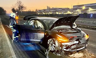 Bei einem Frontalzusammenstoß auf der Borchener Straße zwischen einem Tesla und einem Mini wurden drei Insassen verletzt. - Ralph Meyer