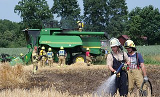 Im vergangenen Jahr fing ein Mähdrescher auf einem Stoppelfeld in Westenholz Feuer. Durch die Trockenheit konnte sich der Brand auf rund fünf Hektar ausbreiten. - Ralph Meyer