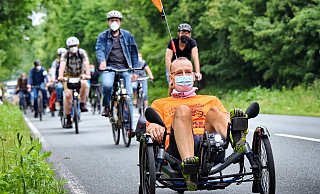 Bis zu 300 Teilenehmerinnen und Teilnehmer machten am Sonntag mobil gegen noch mehr Verkehr auf der Straße. - Barbara Franke