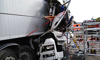 Der Lkw wurde bei dem Unfall schwer beschädigt. - Feuerwehr Warburg