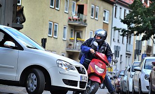 Symbolbild: Beinahe wäre es am Samstag zu einer Frontalkollision zwischen Roller und Pkw gekommen. - Andreas Fruecht