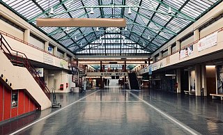 Ungewöhnliches Bild zum Semesterstart: die leere Unihalle. Nur in Ausnahmefällen dürfen die Universitätsgebäude aktuell betreten werden. - Universität Bielefeld/ J. Kopp