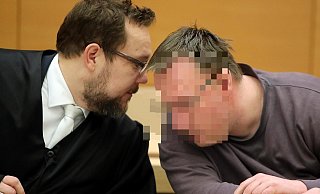 Vor Gericht: Der Angeklagte berät sich mit seinem Verteidiger Thomas Pilling. - Wolfgang Rudolf