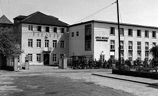 Kurz nach Mittag ist es auf der Uhr der "Adolf Ahlers Bekleidungswerke" in Elverdissen. - Kommunalarchiv Herford