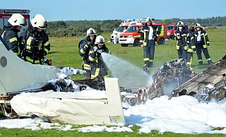 Die Cessna aus Bielefeld geriet nach dem Absturz in Brand und musste von der Feuerwehr gelöscht werden. - Picture alliance / dpa