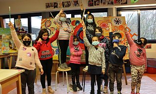 Ezrin (10), Sarah (8), Melita (7), Afifa (8), Zahra (8), Rimla (10) Bijav (9), Bizav (7) und Madlin (9) haben das erste gemeinsame Projekt der internationalen Klasse abgeschlossen und freuen sich über die Ergebnisse. - Désirée Winter