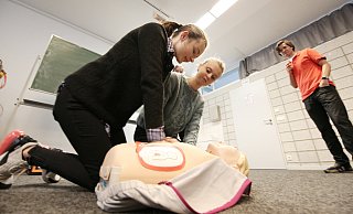 Zwei Schülerinnen proben die Wiederbelebung an der Erich-Kästner-Gesamtschule. - Gerald Dunkel