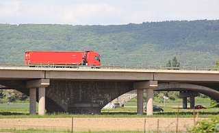 Die Weserflutbrücke der Autobahn 2 in Bad Oeynhausen muss noch enmal repariert werden. Es ist der dritte Versuch in drei Jahren, das Bauweerk instandzusetzen. - Ulf Hanke