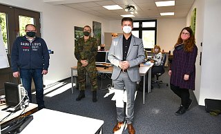 Landrat Michael Stickeln begrüßt das Team der Kontaktpersonennachverfolgung im neuen Gebäude der Kreiserwaltung. - Kreis Höxter