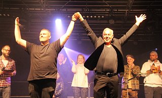 Sänger Sebastian Hegener (l.) und Pianist Martin Tilgner freuen sich riesig über den Sieg. - Burkhard Battran
