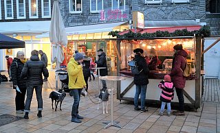 Kurz nach Öffnung des Weihnachtsmarktes am Mittwochnachmittag waren erst wenige Menschen in der Lübbecker Innenstadt unterwegs. Auch hier am Eierpunsch-Stand mussten die Besucher ihr Bändchen vorzeigen. - Michael Grundmeier